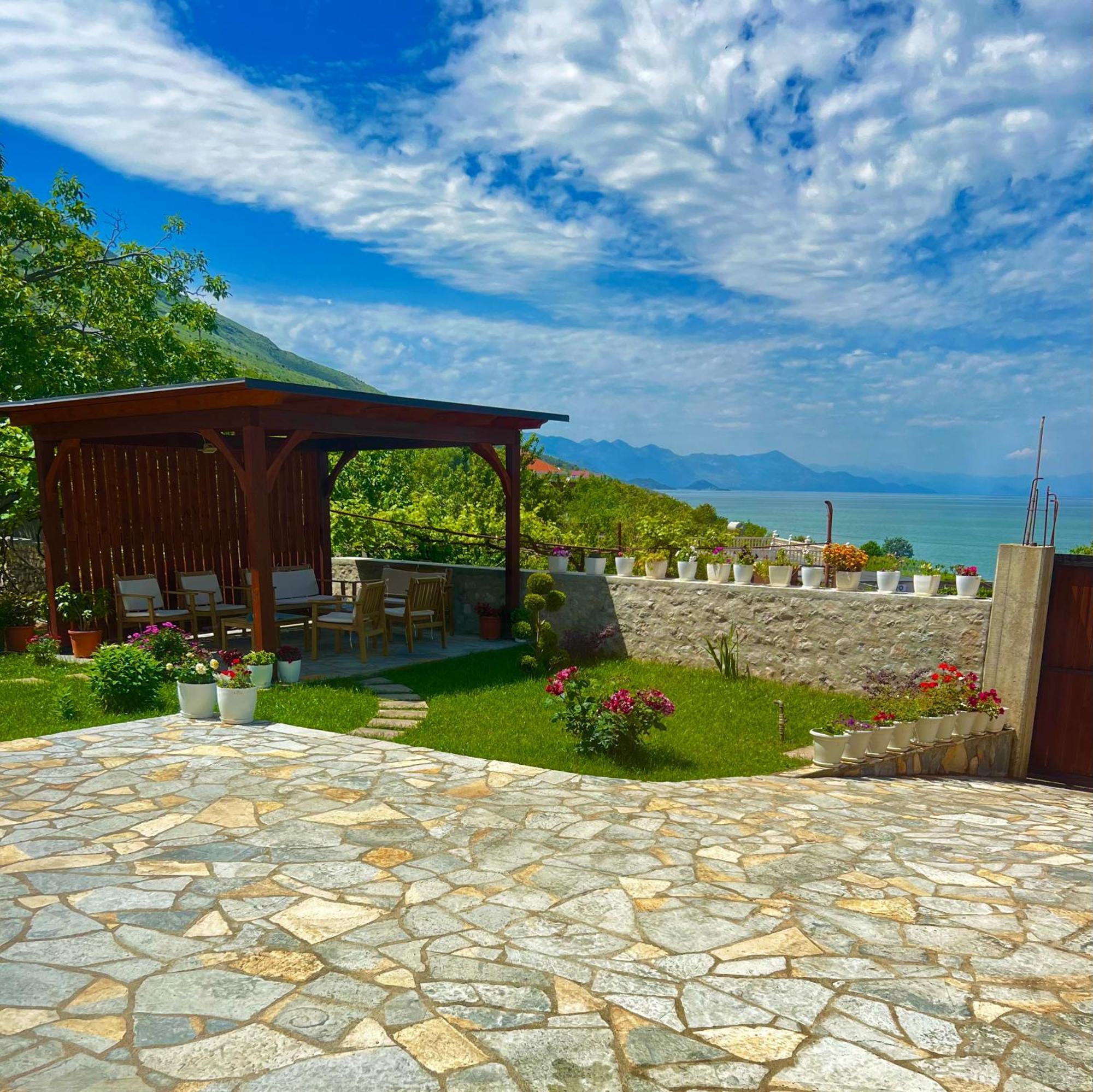 ホテル Aloha House Shkodër エクステリア 写真